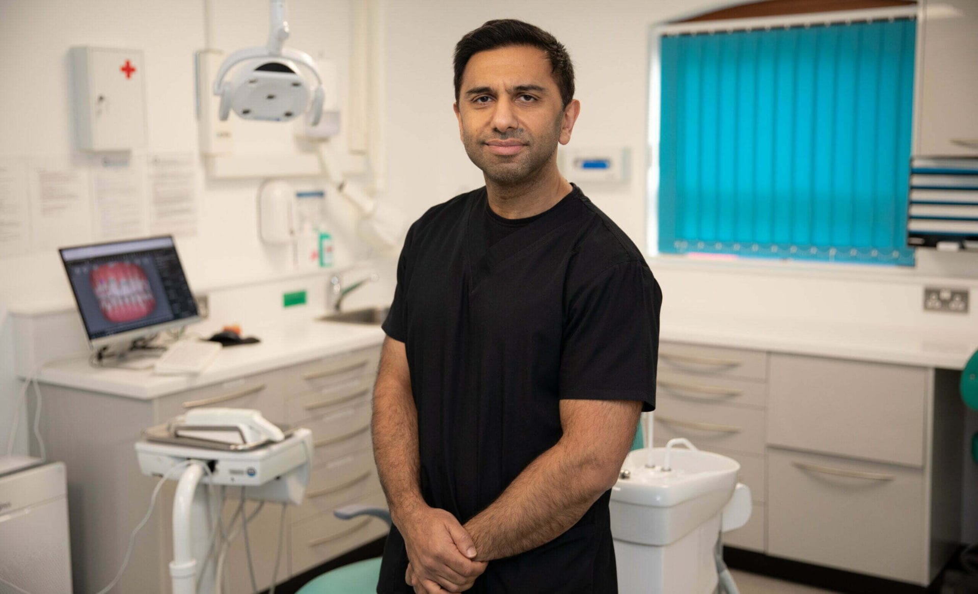 Aesthetique Dental Care treatment room with modern dental chair