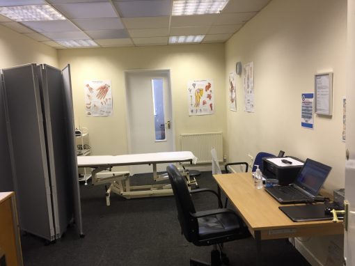 Treatment room with plinth, screen and clinician desk