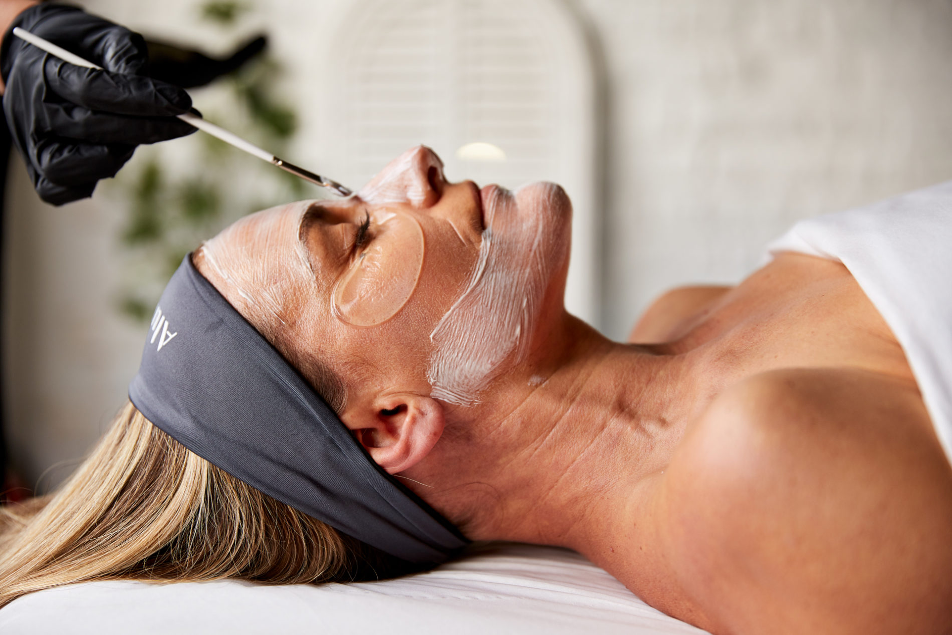 Deep moisture facial treatment