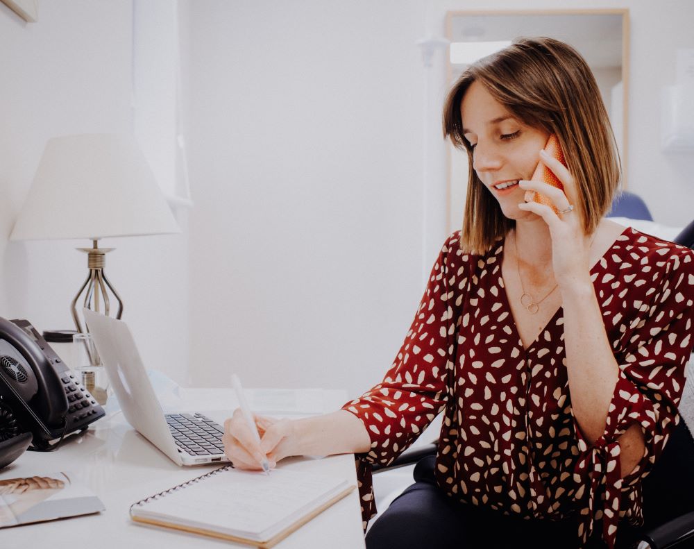 Dietitian on a phone discovery call