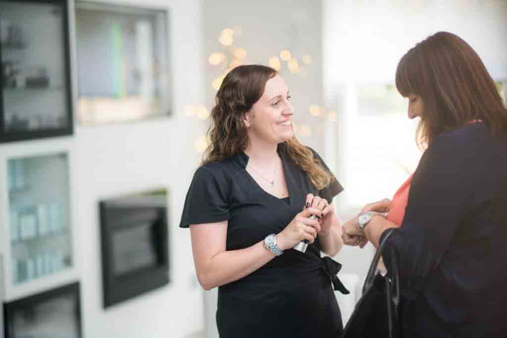 Therapist with a client during a treatment at Medikas